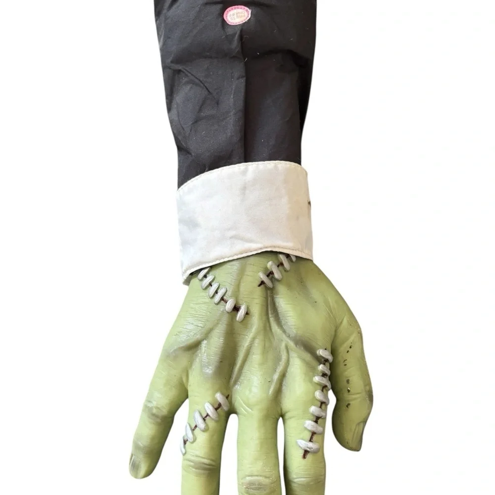 Halloween Creepy Crawly Hand/Arm prop Decor Animated Battery Operated Move 13.5”